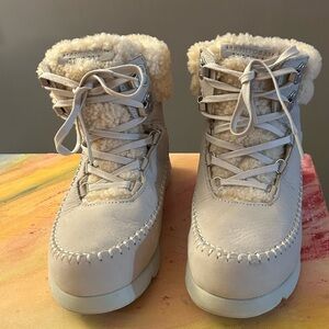 Muk Luks Women's Cream Sherpa Lined Lace-Up Winter Boots
